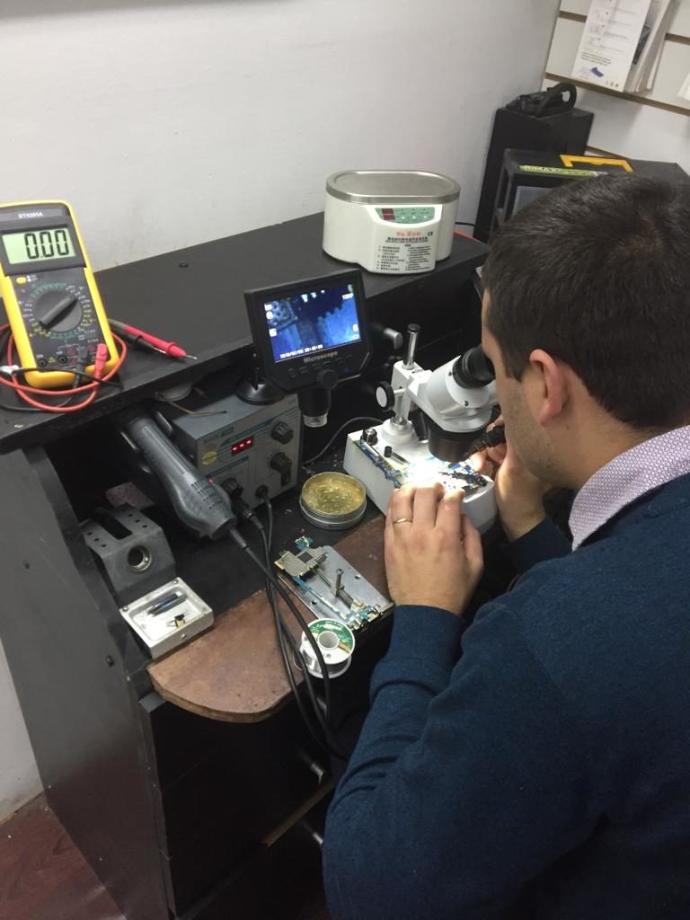 ReparaciÓn de celular con ayuda de cámara y microscopio.