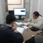 Alumnos curso de electrónica con un simulador de circuitos