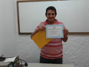 Roberto Goicoa con su diploma